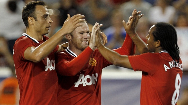 BRAVO, HOCHU. Dimitar Berbatov a Wayne Rooney gratulují Andersonovi (�azení
