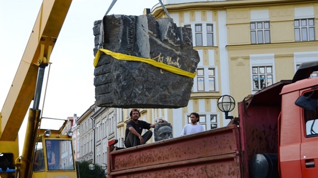 Stěhování sochy Františka Ulricha z náměstí Svobody v Hradci Králové. (19.
