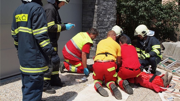Záchranáři vyprošťují dělníka, kterého v Hradci Králové zavalil široký betonový