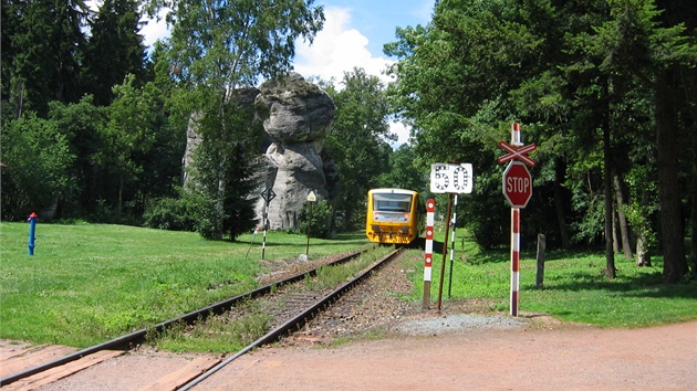 Až k bráně do Adršpašských skal doveze turisty lokálka.