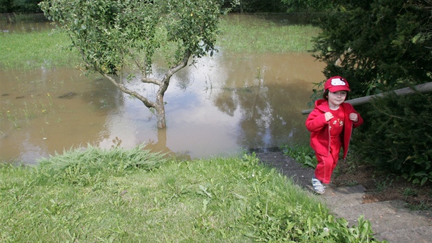 Až v sobotu odpoledne kulminovala rozvodněná Dědina v Polánkách, kde zaplavila