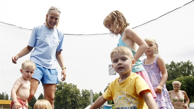 Eva Langerová s dtmi na koupaliti