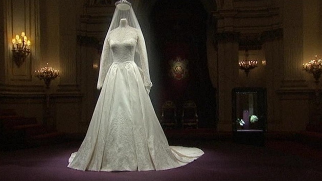 Buckinghamský palác vystaví svatební šaty Kate, očekává statisíce lidí -  iDNES.cz