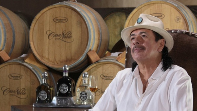 Carlos Santana v reklamě na tequilu Casa Noble