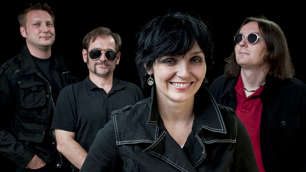 Tichá dohoda 2011 (vp�edu Blanka �r�mová, vzadu zleva Michal �erák - baskytara,