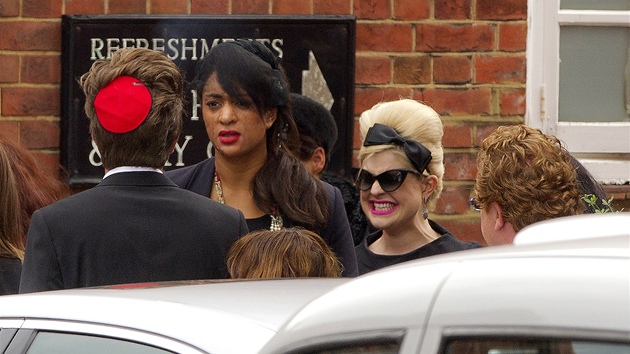 Kelly Osbourne (v erných brýlích) na pohbu Amy Winehouse