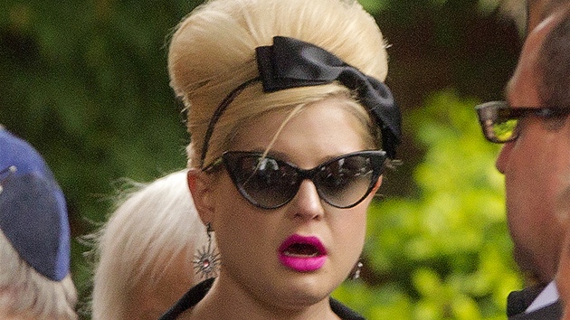 Kelly Osbourne na pohbu zpvaky Amy Winehouse