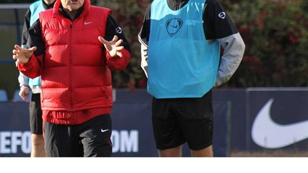 Jaroslav Hebík (v erveném) vysvtluje