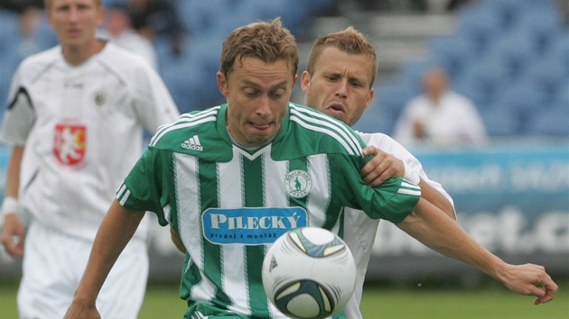 Daniel Hu�a, úto�ník st�í�kovských Bohemians, si kryje mí� v p�ípravném zápase.