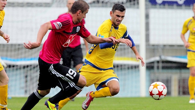 SPRINTERSKÝ SOUBOJ. Budjovický záloník Filip Rýdel (. 19) pádí za míem