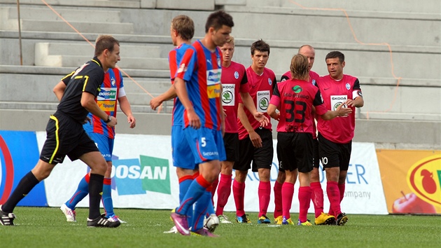 Fotbalisté Mladé Boleslavi slaví gól ve finále Superpoháru proti Plzni. 