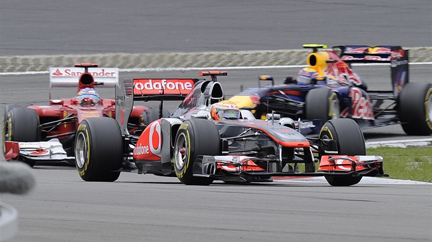 LÍDR A JEHO PRONÁSLEDOVATELÉ. P�i Velké cen� N�mecka vede Hamilton p�ed Alonsem