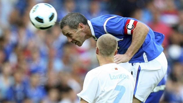 Kapitán Glasgow Rangers David Weir hlavikuje v utkání proti Malmö.