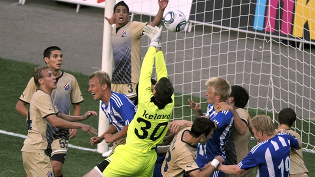 Nepehledná situace v utkání HJK Helsinky - Dinamo Záheb.