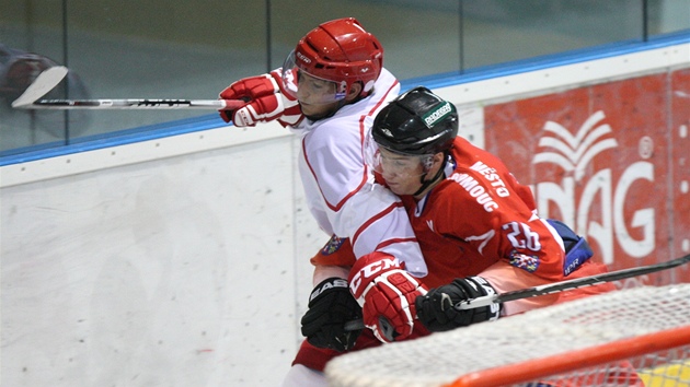 Tinecký Michal Chovan (vpravo) se tlaí na Oldicha Horáka z Olomouce. 