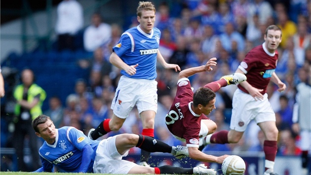 Lee McCulloch z Glasgow Rangers (vlevo) v souboji s Ianem Blackrangersem z
