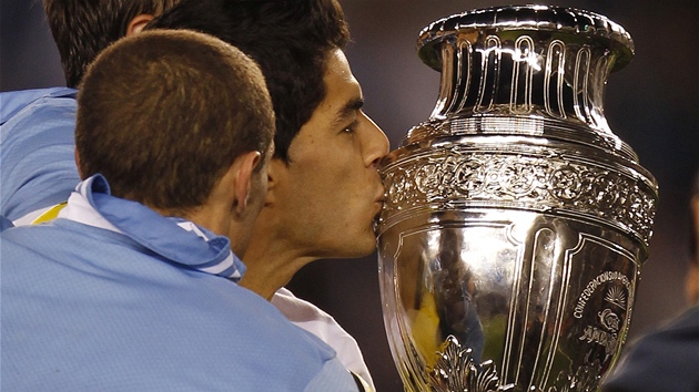 SLASTNÝ POLIBEK. Uruguayský útoník Luis Suárez líbá trofej pro vítze