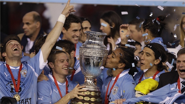 S TROFEJÍ. Hrái Uruguaye kepí s trofejí pro vítze Copa Amerika.