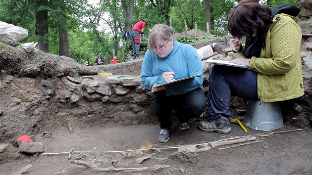 Studenti Jihoeské univerzity v rámci letní archeologické koly pomáhají