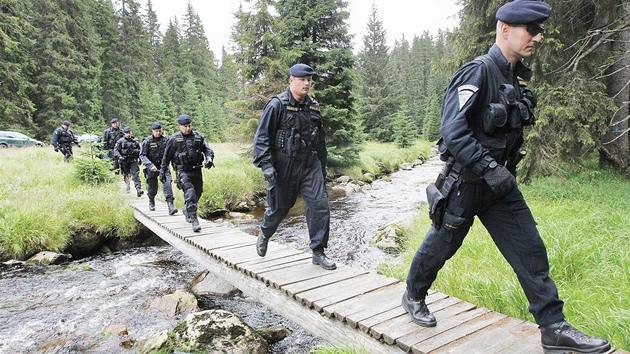 Policisté dnes zasáhli proti aktivistm, kteí na umav u Ptaího potoka 