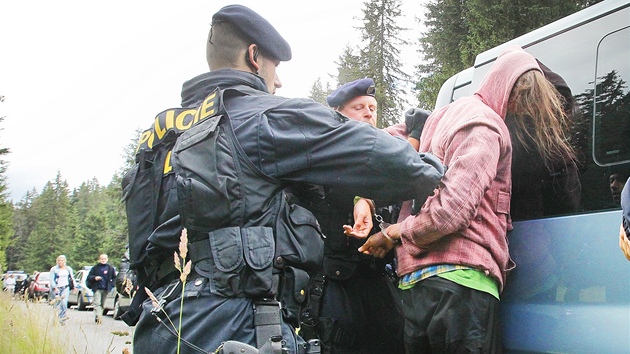 Policisté dnes zasáhli proti aktivistm, kteí na umav u Ptaího potoka ...