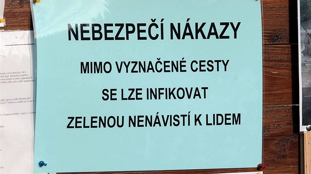 ad obyvatel obcí v Národním parku umava se blokáda kácení strom napadených krovcem, kterou drí u tém ti týdny ekologití aktivisté, nelíbí.