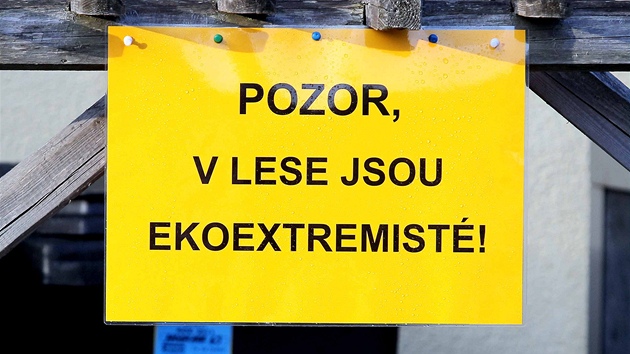 ad obyvatel obcí v Národním parku umava se blokáda kácení strom napadených krovcem, kterou drí u tém ti týdny ekologití aktivisté, nelíbí.