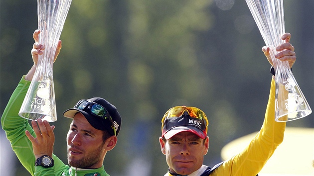 Vítěz Tour de France 2011 (vpravo) Cadel Evans třímá trofej od českých sklářů. Vlevo držitel zeleného trikotu  Mark Cavendish, nejlepší sprinter.