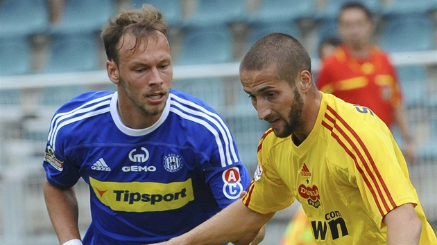 Jakub Petr z Olomouce (vlevo) a Petr Malý z domácí Dukly v úvodním duelu nového