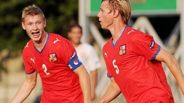 Jakub Brabec (vlevo) bí gratulovat ke gólu Tomái Kalasovi.