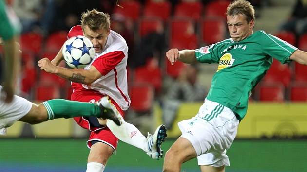 Slávista Zbyn�k Posp�ch st�ílí p�es bránícího Tomá�e Borka z Bohemians. 
