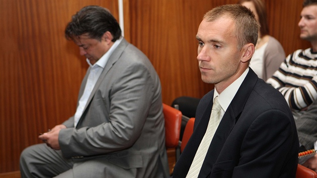 Dva ze tveice obalovaných, branká Sigmy Petr Drobisz (v popedí) a bývalý