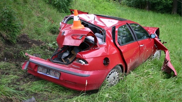 Zcela zdemolovaný v�z Alfa Romeo, který po smyku narazil do dvou strom� a