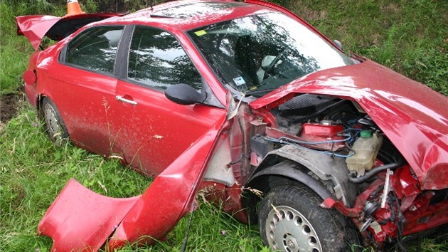 Zcela zdemolovaný v�z Alfa Romeo, který po smyku narazil do dvou strom� a