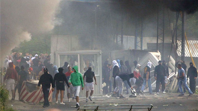 Srbové vypálili pechod Jarinje na severu Kosova. (28. ervence 2011)