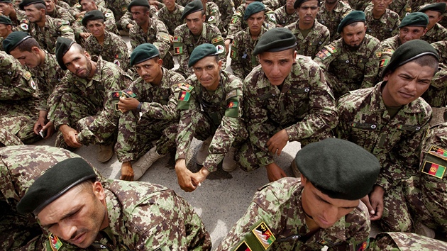 Afghántí vojáci ve výcvikovém centru na okraji metropole Kábulu