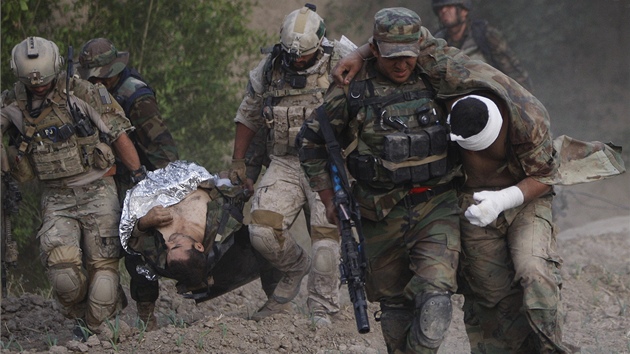 Písluník afghánské armády pomáhá svému zrannému kamarádovi, dalího