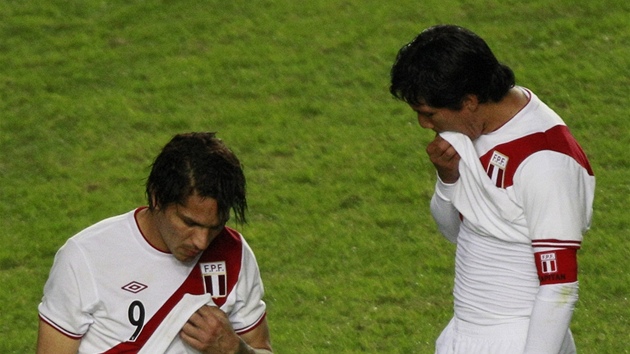 Peruántí fotbalisté Paolo Guerrero (vlevo) a Walter Vilchez sutní po vyazení