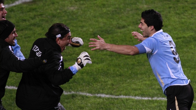 CHYT M�, KDY� TO DOKÁ�E�. Luis Suárez (vpravo) b�í na lavi�ku Uruguaye pod�lit