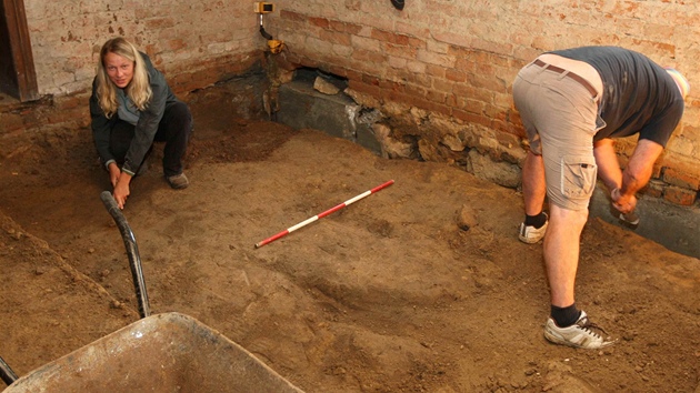 V usedlosti v Dobricích nali archeologové loch ze stedovku.