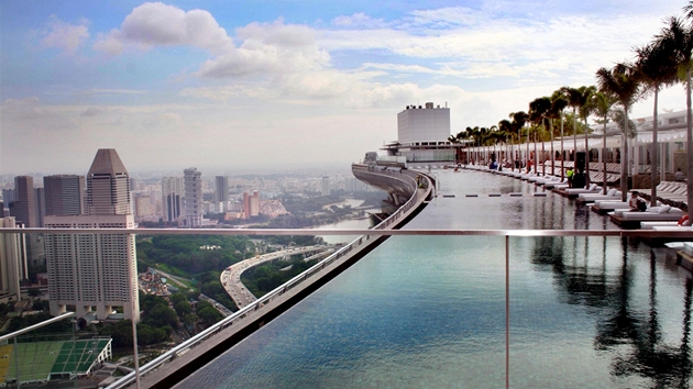 Bazén v singapurském Marina Bay Sands je nejvýe poloený na svt a koní
