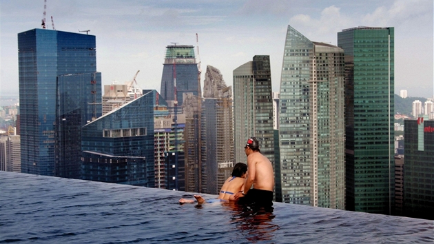 Bazén v singapurském Marina Bay Sands je nejvý�e polo�ený na sv�t� a kon�í
