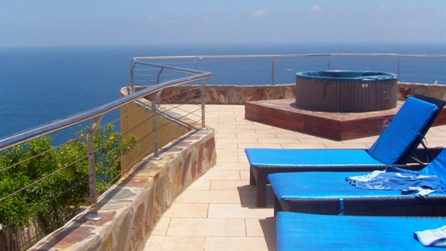 Hotelová víivka na útesu s výhledem na oceán