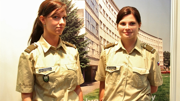 Uniforma budoucích vojaek  (studentky Univerzity obrany).