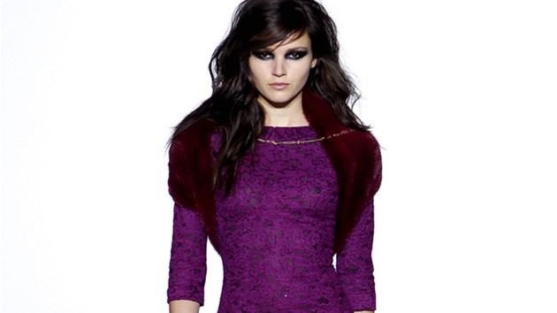 Barvy, které se budou nosit tento podzim: ametystová (z p�ehlídky L´Wren Scott)