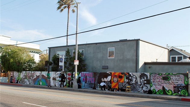 Graffiti pro Dennise Hoppera.  Na zdech podél ulice Pacific Avenue ve Venice v