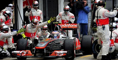 HODN TST. Tm mechanik McLaren Mercedes vypout na tra Jensona Buttona.