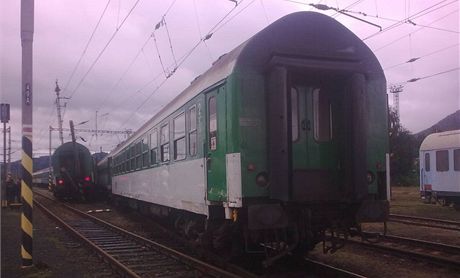 Dv vlakové soupravy se na nádraí v Dín srazily pi posunování minutu ped