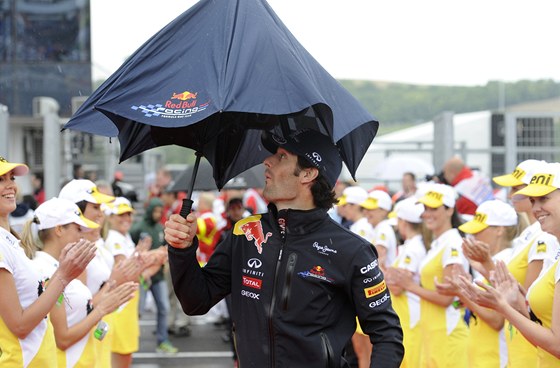 JAKO PAN TAU.  Mark Webber s detníkem za nadeného potlesku hostesek.