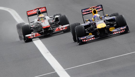 Lewis Hamilton (vlevo) útoí na Sebastiana Vettela.